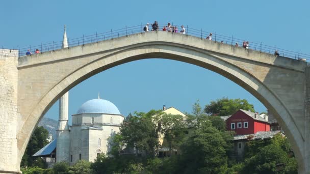 A velha ponte — Vídeo de Stock