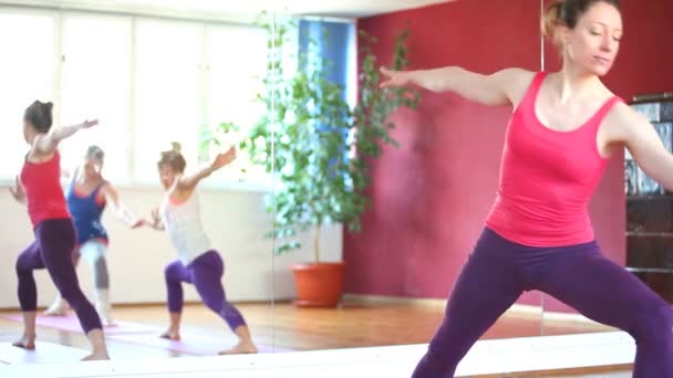 Kauçuk paspaslar üzerinde yoga yaparken kadınlar — Stok video