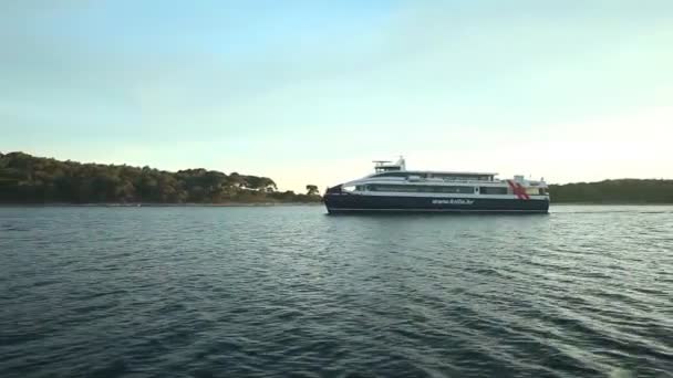 Via de eilanden zeilen op zeilboot — Stockvideo