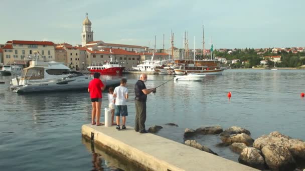Vissers in de oude stad Krk haven — Stockvideo