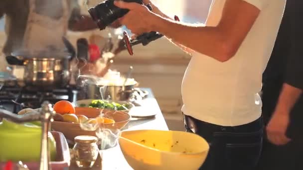 Hombre grabación vídeo de amigos comiendo almuerzo — Vídeo de stock