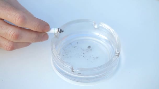 Homme main têtu de cigarette 