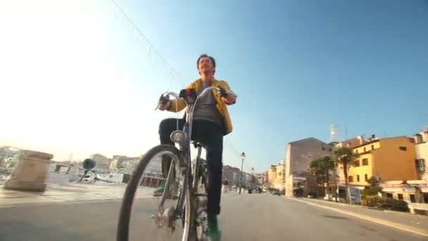 रस्त्यावर माणूस सायकलिंग — स्टॉक व्हिडिओ