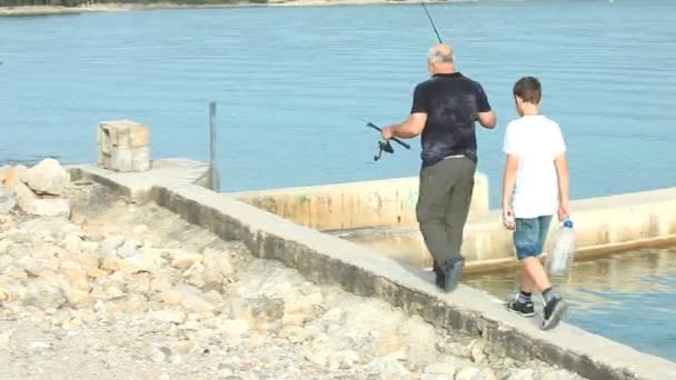 Pesca familiar en el casco antiguo del puerto de Krk — Vídeos de Stock