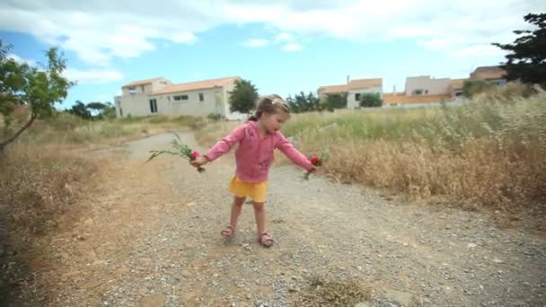 Küçük kız koşuyor — Stok video