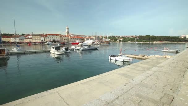 Boten in haven van de oude stad Krk — Stockvideo