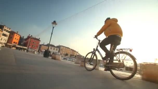 Man Cykling på väg — Stockvideo