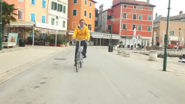 Man Cykling på väg — Stockvideo