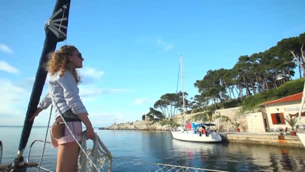 Yelkenli tekne Limana girme — Stok video
