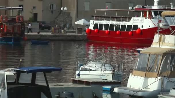 Boten in haven van de oude stad Krk — Stockvideo