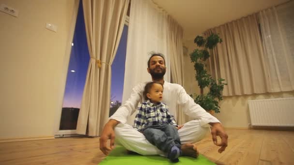 Hombre indio con niño practicando yoga — Vídeos de Stock