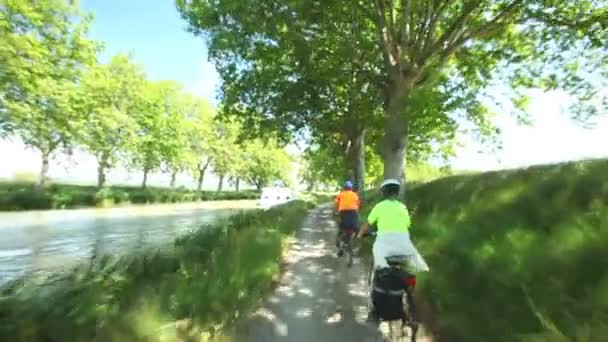 在河旁边骑自行车对退休的夫妇 — 图库视频影像