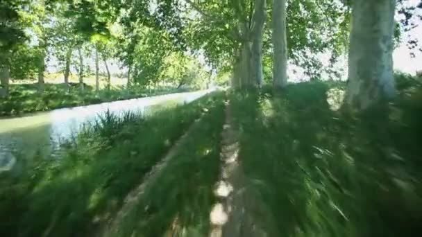 In bicicletta sulla pista accanto al canale — Video Stock