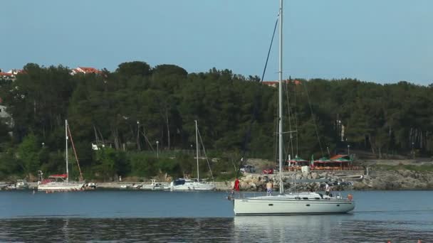 Boten in haven van de oude stad Krk — Stockvideo