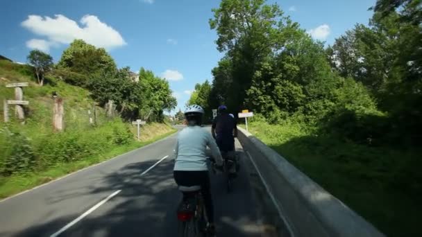 Rentnerehepaar radelt auf Straße — Stockvideo