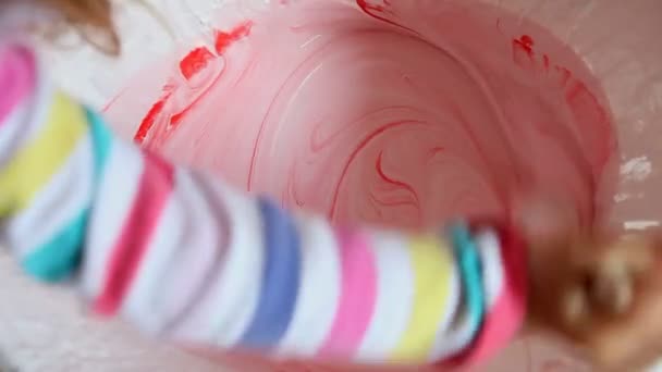 Mixing red paint in bucket of white paint — Stock Video