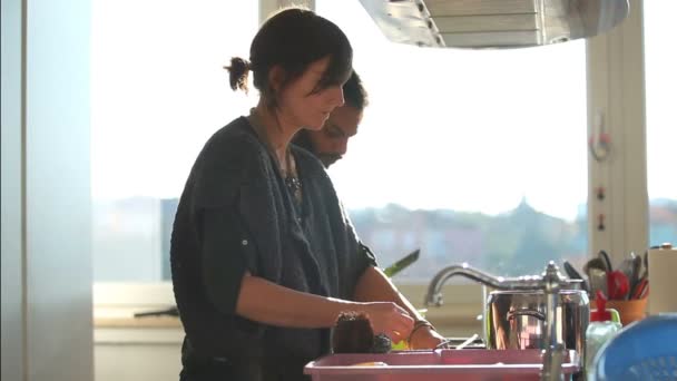 Genç bir çift öğle yemeği hazırlamak — Stok video