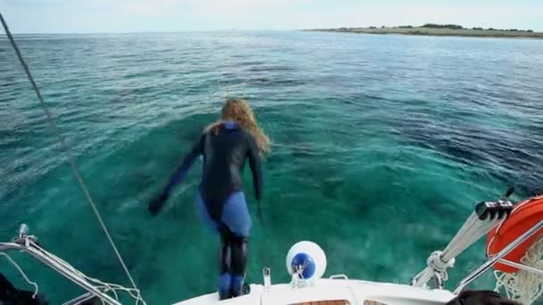 Woman diving and swimming in sea — Stock Video