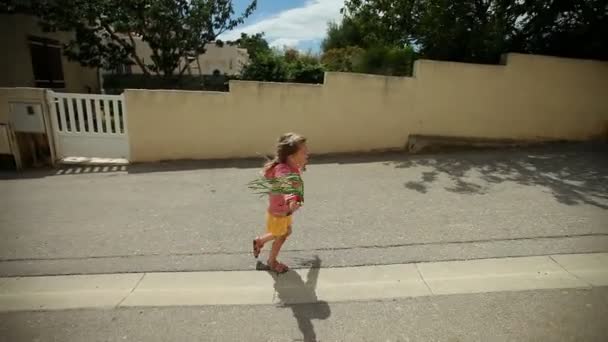 植物と歩いているかわいい少女 — ストック動画