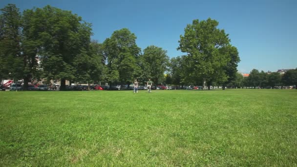 Pár, kteří požívají, jízda na kole přes park — Stock video