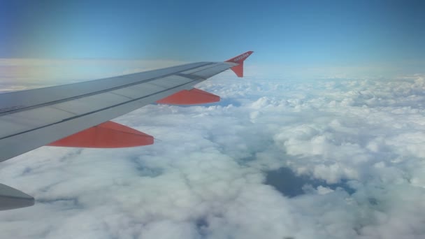 Flygplan som flyger ovanför molnen på himlen — Stockvideo