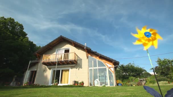 Gelbe Windmühle dreht sich im Wind — Stockvideo