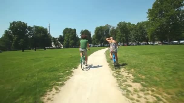 공원을 통해 자전거를 즐기는 커플 — 비디오