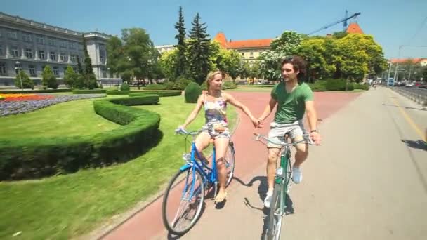 Paar genieten van fietsen door park — Stockvideo