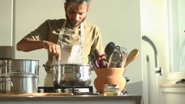 Junger indischer Mann bereitet Mittagessen zu — Stockvideo