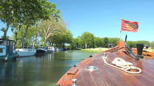 Путешествие на деревянной лодке — стоковое видео