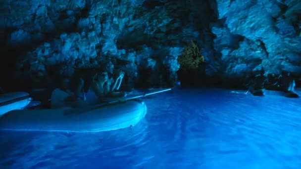 Turister på båt i Blue Hole grottan — Stockvideo