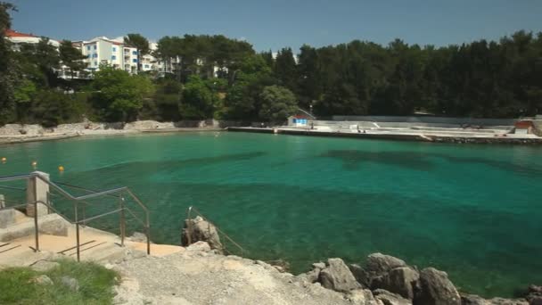 Weergave van kleine baai in in Krk — Stockvideo