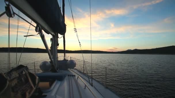 Navighează prin insule pe o barcă cu vele — Videoclip de stoc