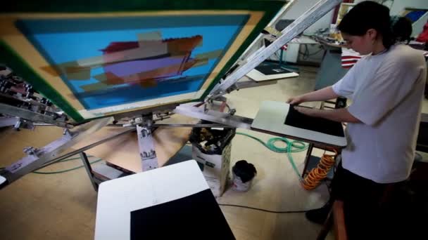 A t-shirt nyomtatás gyártási képernyő — Stock videók