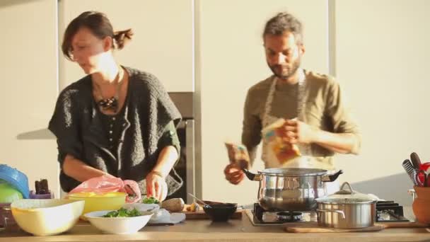 Couple préparant le déjeuner dans la cuisine — Video