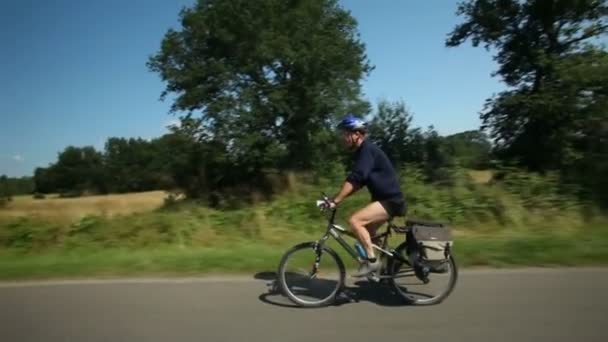 Man Cykling på väg — Stockvideo