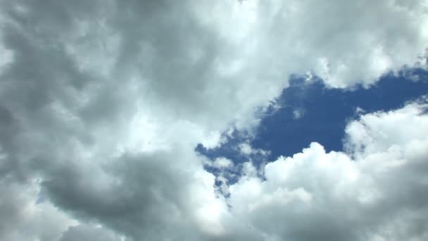 Kabarık bulutlar yavaş yavaş hareket — Stok video