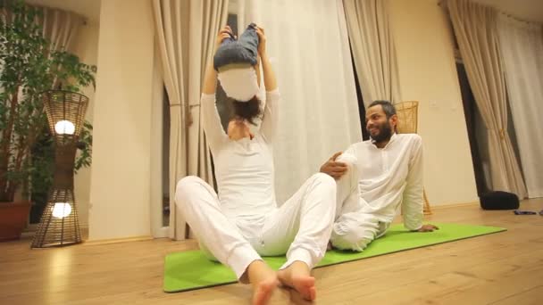 Couple with baby in yoga centre — Stock Video