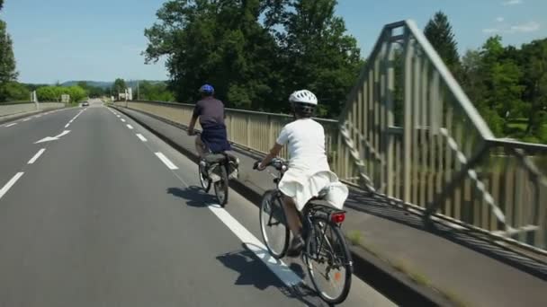 Casal aposentado de bicicleta na estrada — Vídeo de Stock