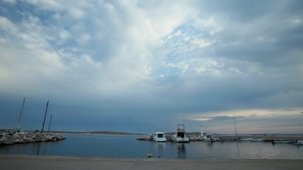 Wolken passeren over haven op het Kroatische eiland. — Stockvideo