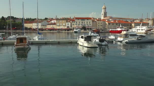 Båter i gamlebyens havn Krk – stockvideo