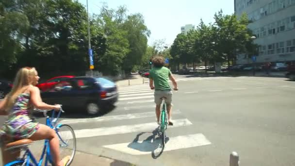 对新人享受着骑自行车穿过公园 — 图库视频影像