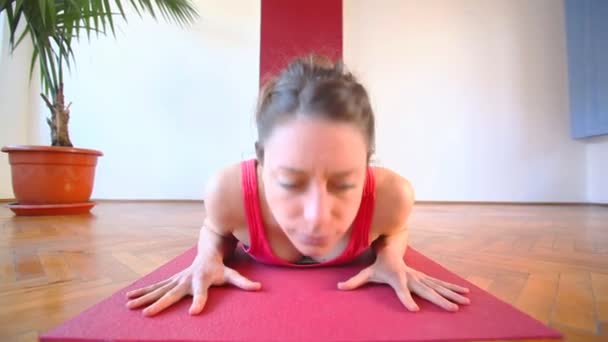 Молода жінка робить йогу — стокове відео