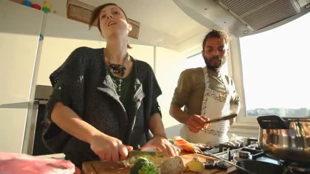 Casal preparando almoço na cozinha — Vídeo de Stock