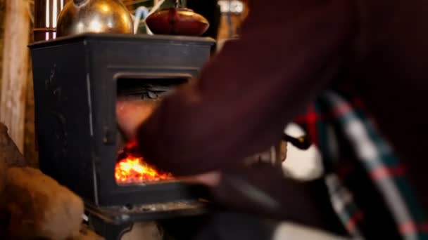 Yanan ateşi ile ev iç kapalı yangın soba — Stok video