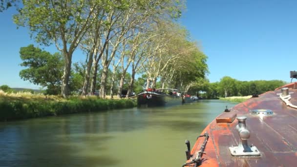 Viajar en un barco de madera — Vídeo de stock