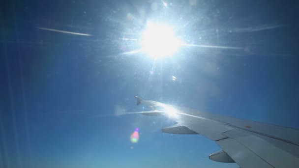 Sole che splende attraverso la finestra dell'aeroplano — Video Stock
