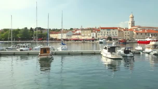 Båtar i hamnen i gamla stan Krk — Stockvideo