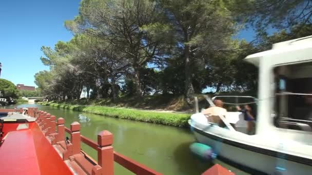 Viajar en un barco de madera — Vídeo de stock