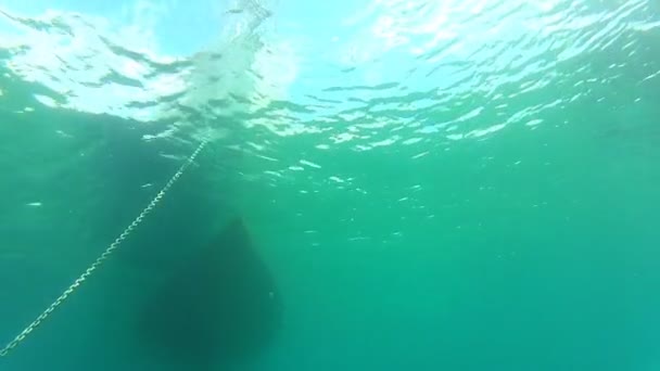 Homem pulando no mar de barco — Vídeo de Stock